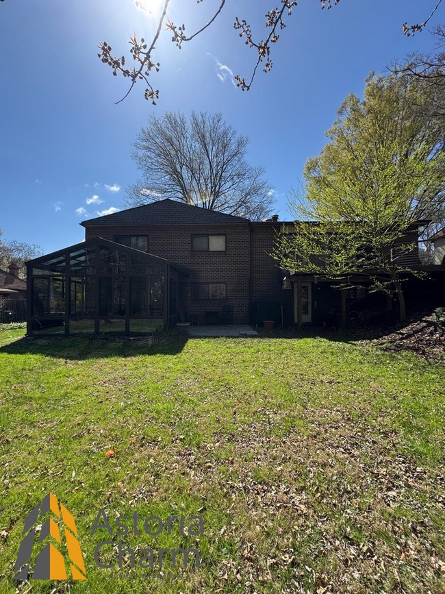 Building Photo - Spacious 5 Bedroom 3 Bath + Den Single Family Detached Home