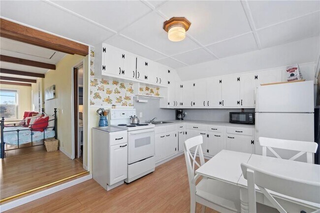 Building Photo - 15 Cedar Ave