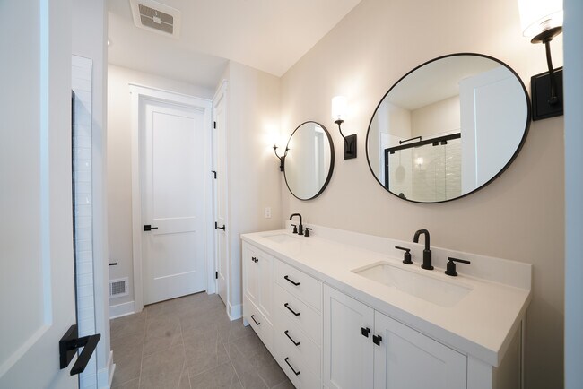 Building Photo - 108 Iris Ct
