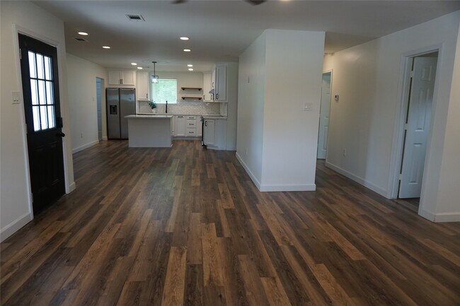 Building Photo - 1610 Antoine Dr