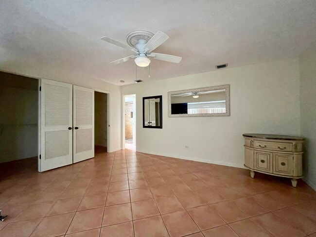 Building Photo - 3 bed/ 2 bath Beauty!