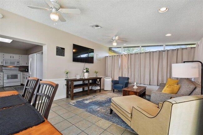 Building Photo - 4818 Holiday Dr