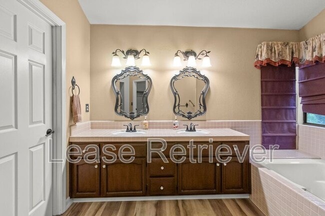 Building Photo - 1921 Ridgemont Way