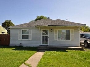 Building Photo - Great updated 2 bed 1 bath, 2 car garage