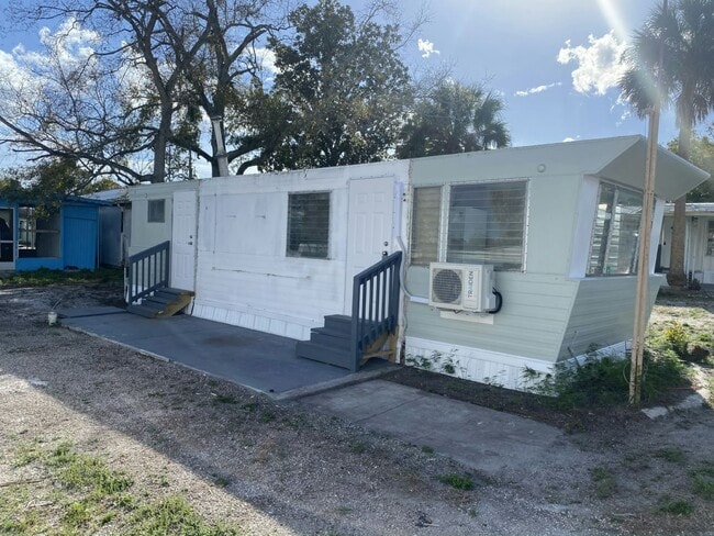 Building Photo - 5 Circle Dr