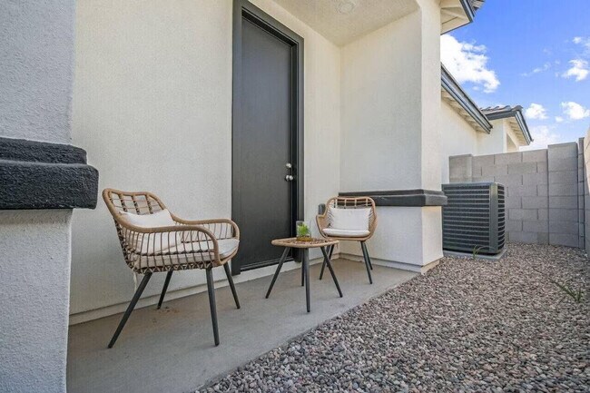 Building Photo - 6612 W Paradise Ln