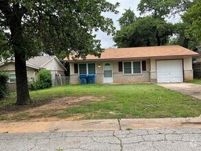 Building Photo - 3 Bed, 1 1/2 Bath, 1 Car Garage