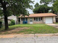 Building Photo - 3 Bed, 1 1/2 Bath, 1 Car Garage