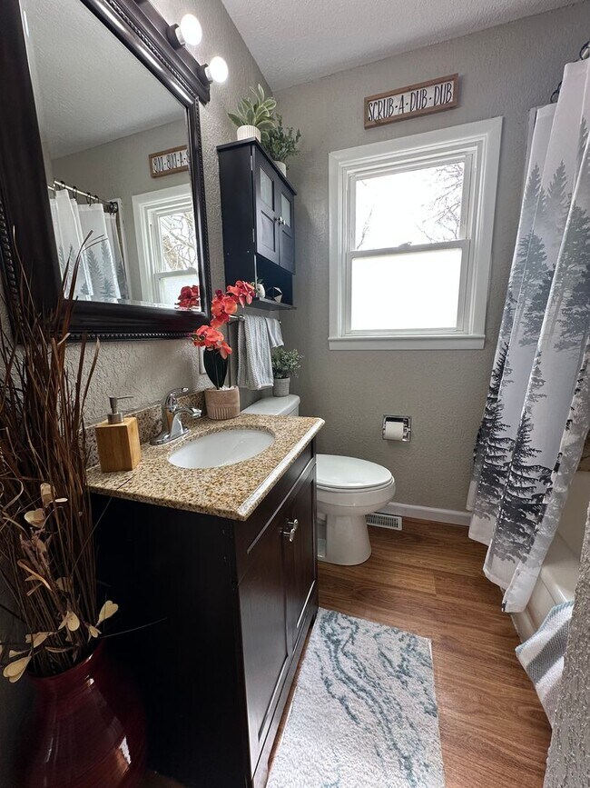 Building Photo - 3 bed, 1 1/2 bath Home for rent in Elk Run Heights