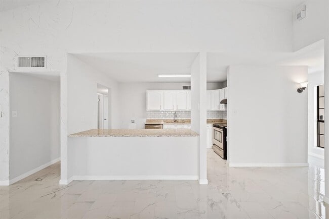 Building Photo - 2215 Overbrook Dr