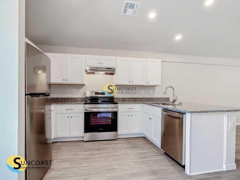 Building Photo - 6357 Spinnaker Blvd