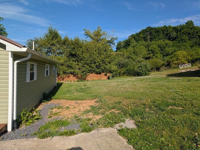 Building Photo - 879 Poor Farm Rd
