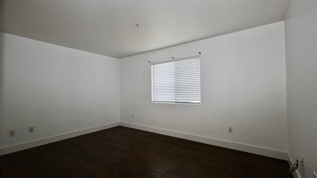 Building Photo - Very Nice 2 Bedroom and 2 Bathroom Apartment $2,450 + $125.00 WSG