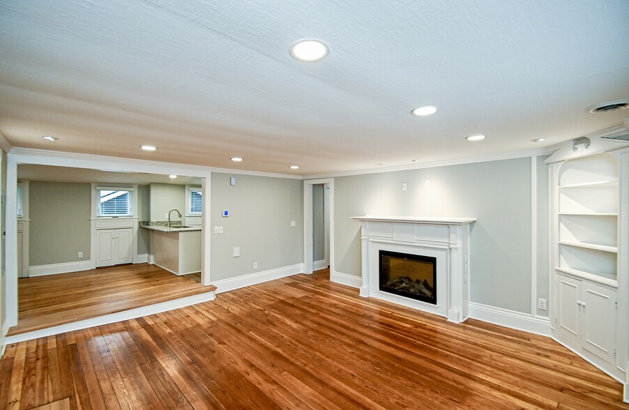 Building Photo - 171 1/2 Lincoln Way E
