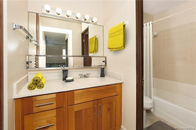 Building Photo - Views and Location!