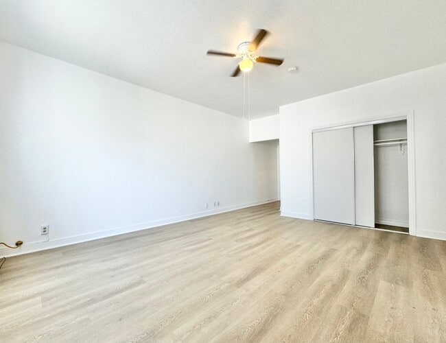 Building Photo - 1209 S Lake St