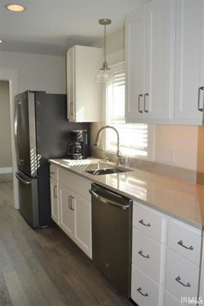 Building Photo - 124 N Bryan Ave