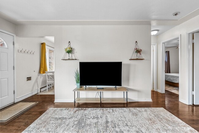 Building Photo - Gorgeous Furnished Two Bedroom in Sloans L...