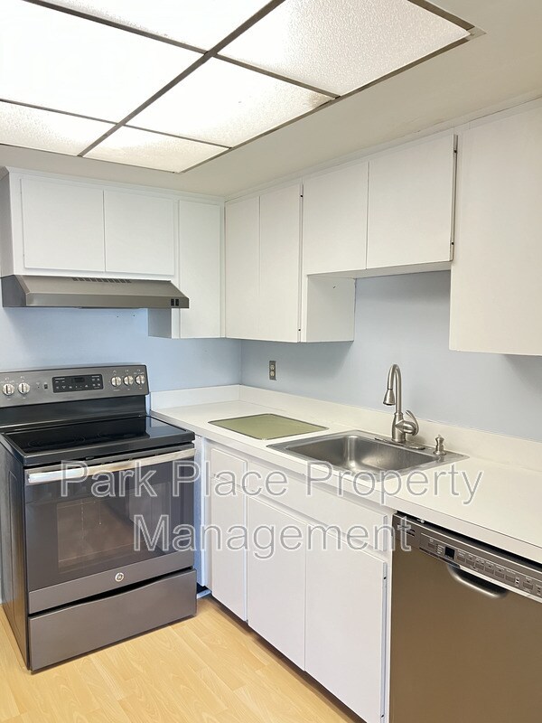 Building Photo - 456 Orienta point