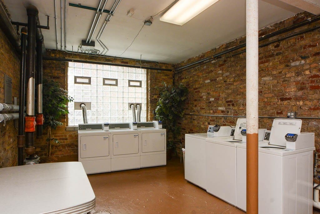 Building Photo - 545 W Wellington Ave