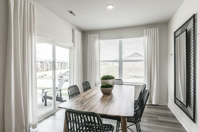 Building Photo - Modern Townhome