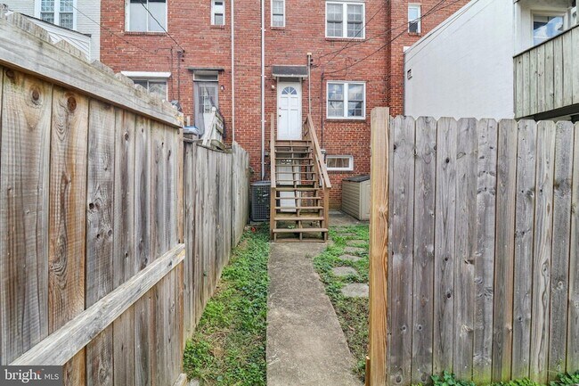Building Photo - 250 Lynhaven Dr
