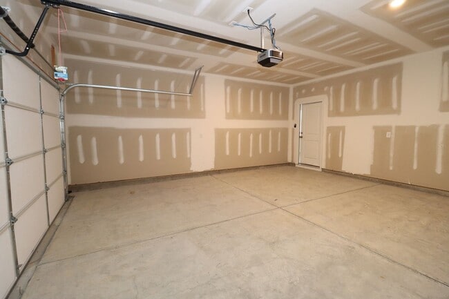 Building Photo - Spacious 3BR Home with Community Pool!