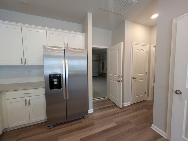 Building Photo - Gorgeous 3 beds, 2.5 bath home located in Harmony at Matthews!