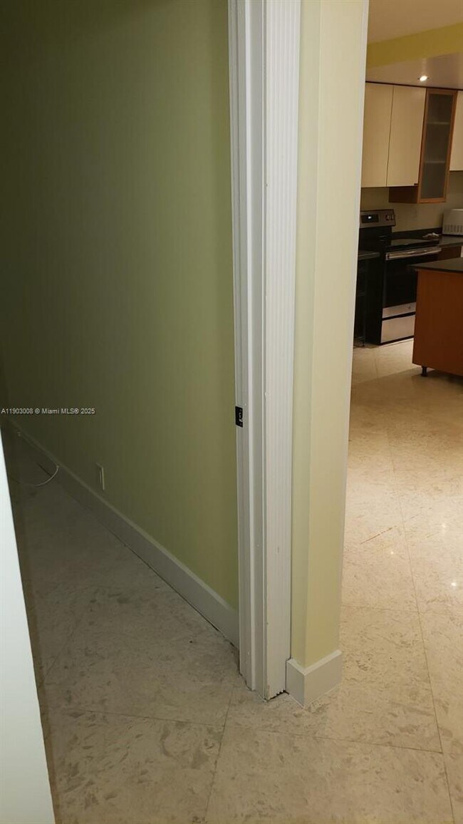 Building Photo - 1100 NE 1st Ct