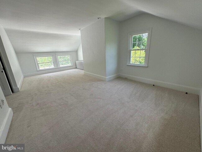 Building Photo - 553 Worthington Rd