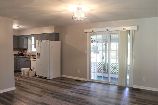 Building Photo - 3 Bed w/ Bonus Room Off of Piney Green