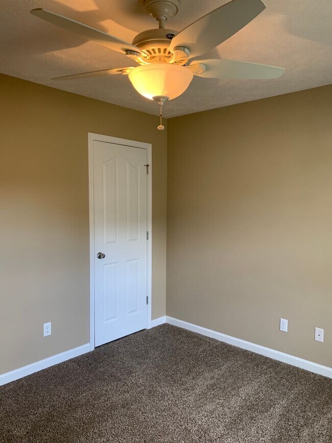 Building Photo - COMING SOON...3 Bedroom in GREAT LOCATION in the Center of Town!
