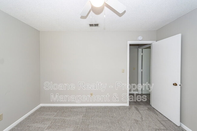 Building Photo - 1022 Oakcrest Dr