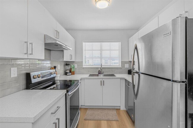 Building Photo - 2661 SW 28th Ct