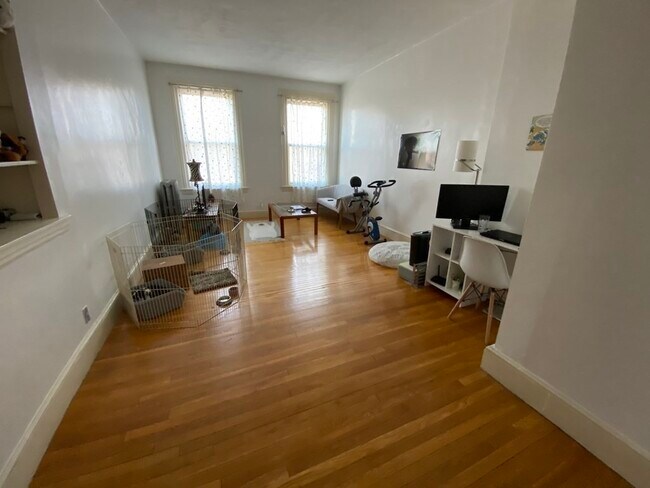 Building Photo - 1060 Beacon St