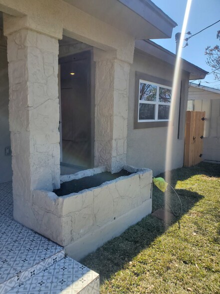 Building Photo - 118 Esmeralda Dr
