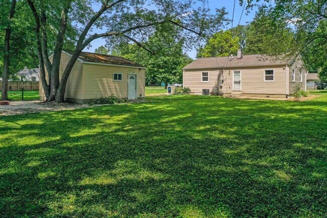 Building Photo - 1909 Mayfair Dr