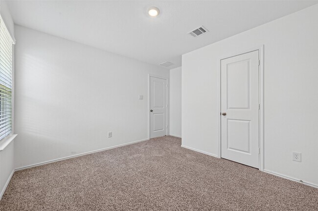 Building Photo - 3030 Lake Crest Dr