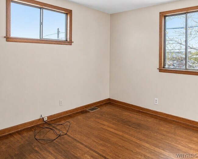 Building Photo - 512 Cayuga Rd
