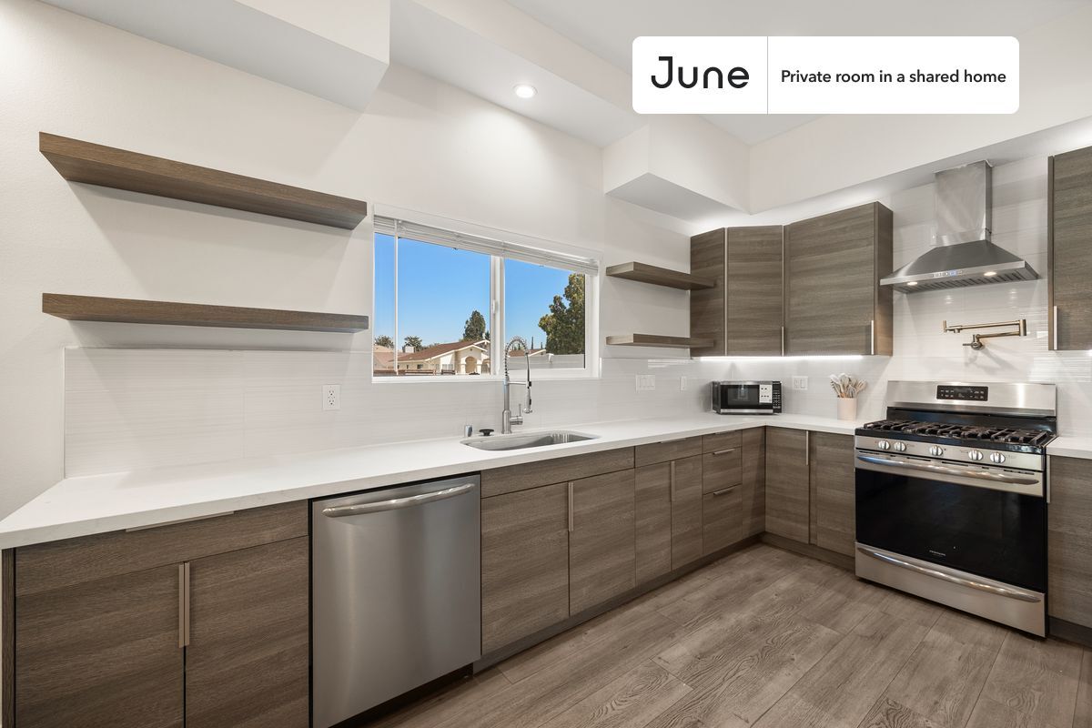 Building Photo - Private bedroom in 4 bed/4 bath Home