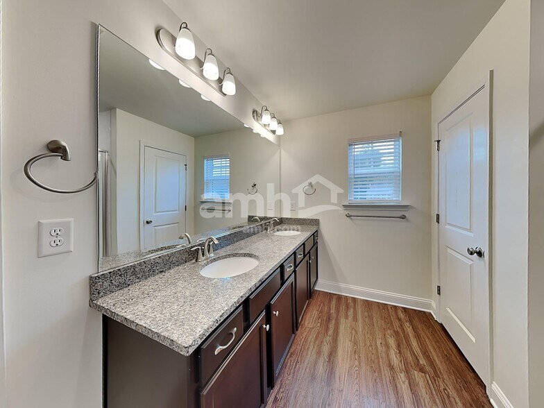 Building Photo - 605 Lk Vis Ct