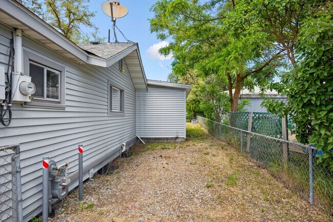 Building Photo - Lidgerwood Area 4 Bedroom 2 Bathroom Home!