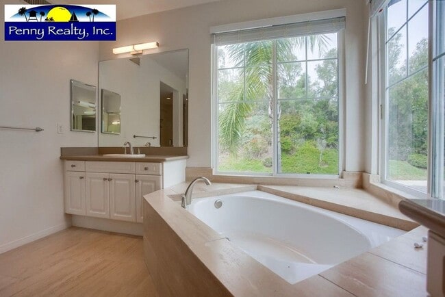 Building Photo - Stunning 4 Bedroom 3.5 Bath Home in the Co...