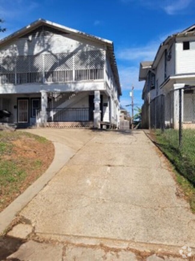 Building Photo - 2 Bedroom 1 Bath Upstairs Unit Available i...