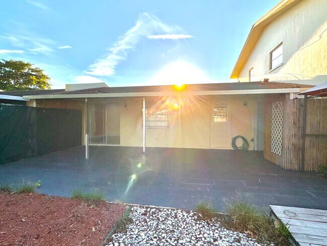 Building Photo - 3005 1/2 NW 68th St, 9D