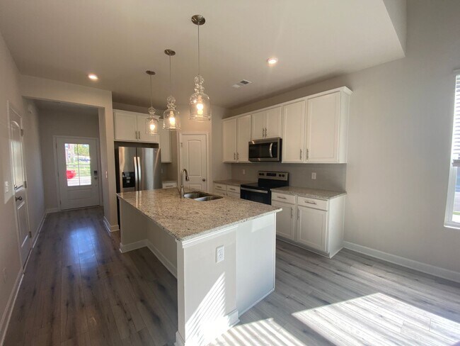 Building Photo - End Unit Townhome in Lebanon / 3 Spacious Bedrooms / Loft Area / 1 Car Garage / Back Patio