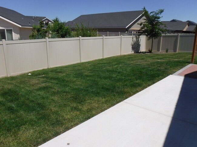 Building Photo - Bright and spacious 3 bed, 2 bath home jus...