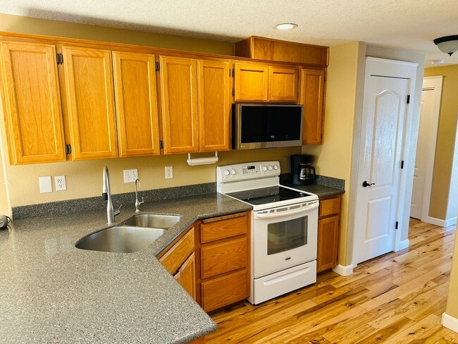 Building Photo - Charming Fisher's Landing Home