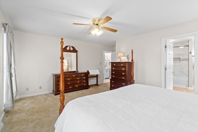 Building Photo - Pet Friendly in Rossview!