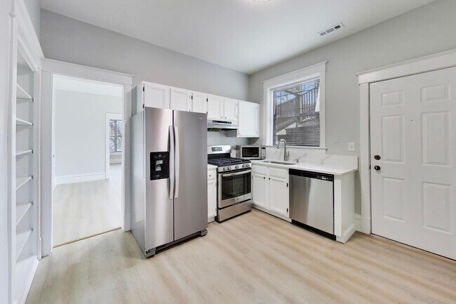 Building Photo - 2114 W Byron St